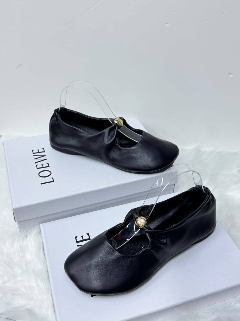 LOEWE 
New arrived 
Leather Materials 
Size 36 to 41
110 dhs🪙🌨️

Zain21
♥️♥️♥️