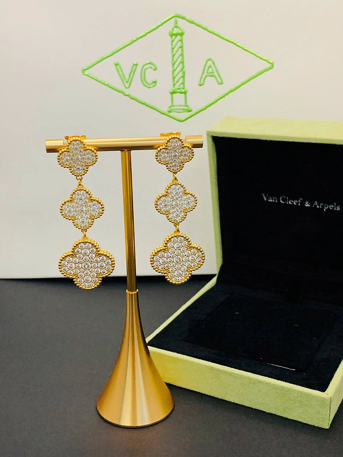 VCA EARRING
MASTER💫✨
3 Flower
90 DHS✅
 WITH  BOX AND PAPER BAG🛍️🎁

Zain89
♥️♥️♥️