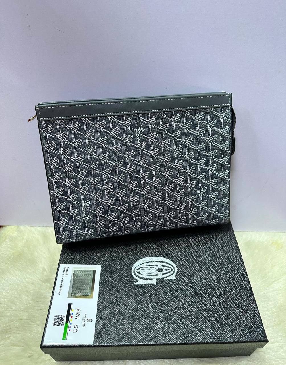 Goyard clutch
Good quality

With box 
🎁🎁🎁

65 dhs🪙💚

Zain50
♥️♥️♥️