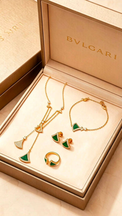 BVLGARI SET 
MASTER 💫✨
NECKLACE 
BRACELET 
EARRINGS 
RING
200 DHS 

WITH GOOD BOX AND PAPER BAG🎁🛍️

Zain89
♥️♥️♥️
