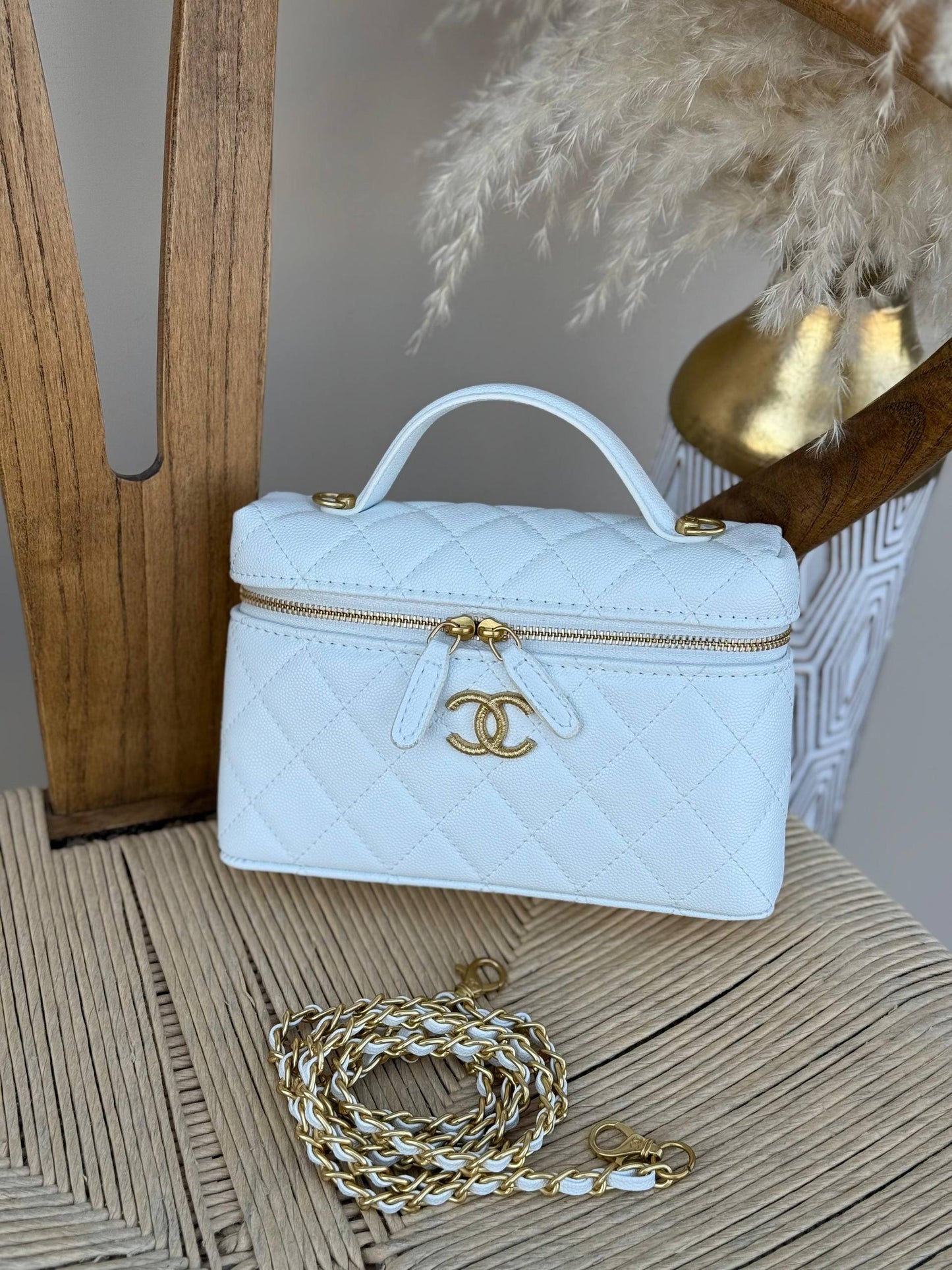 New collection✨✨✨
CHANEL
19cm
340 dhs❣️
Top quality 
With box🎁

Zain167
♥️♥️♥️