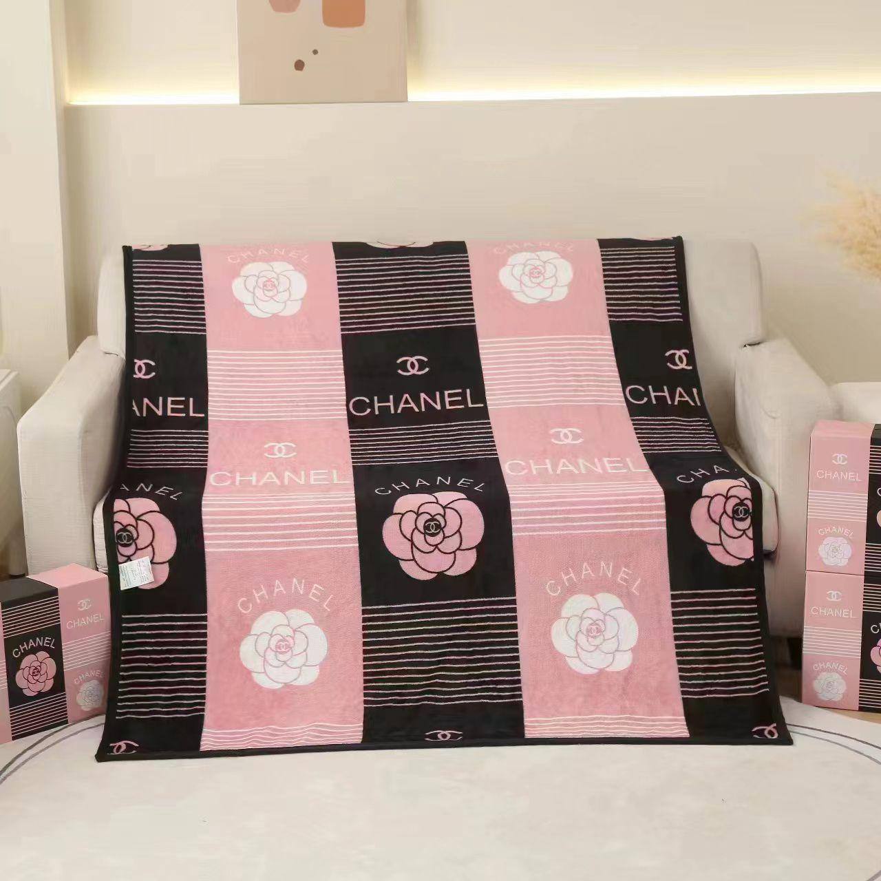 Master blanket 
Good quality 
Velvet 
Size 150*200
With boxes 🧳🧳🧳
45 dhs🪙💚

Zain99