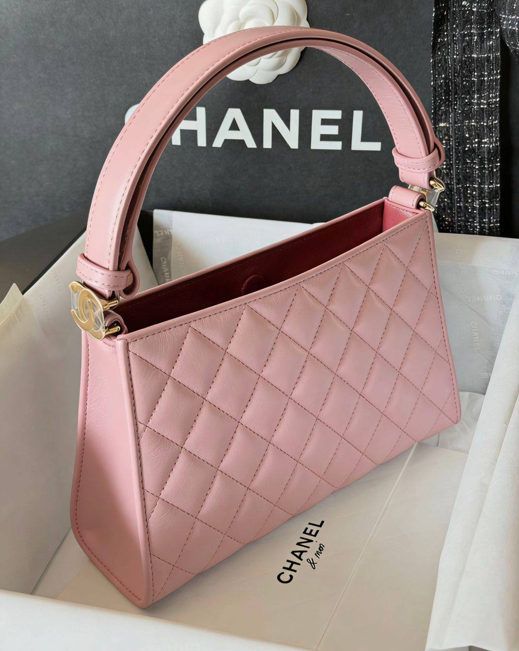 Chanel
95 dhs💓

SIZE：23×15×7cm
Good-quality 

with box🎁🎁🎁

Zain35
♥️♥️♥️