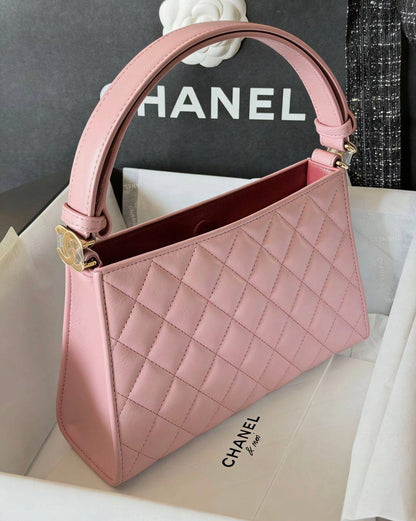 Chanel
95 dhs💓

SIZE：23×15×7cm
Good-quality 

with box🎁🎁🎁

Zain35
♥️♥️♥️