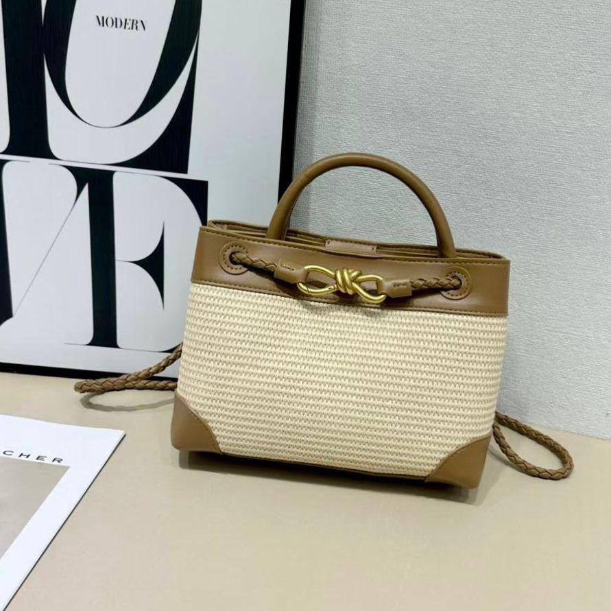 BOTTEGA VENETA 
NEW CAME GOOD QUALITY 

WITH BOX  
🎁🎁🎁

115 dhs🪙🖤
SIZE: 25cm

Zain39
♥️♥️♥️