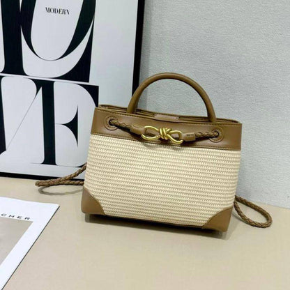 BOTTEGA VENETA 
NEW CAME GOOD QUALITY 

WITH BOX  
🎁🎁🎁

115 dhs🪙🖤
SIZE: 25cm

Zain39
♥️♥️♥️
