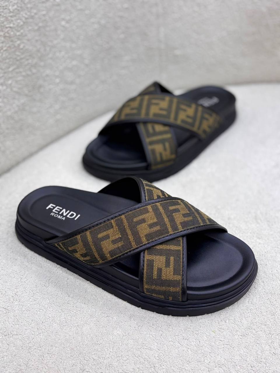 Fendi men slipper
120 dhs🇦🇪🇦🇪
Size 40-46

Zain55
♥️♥️♥️