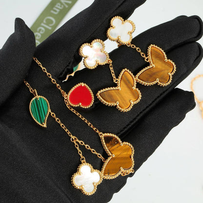 VCA SET ❤️‍🔥*
Necklace 🐦‍🔥
Earring 🦋
Bracelet 🌸
Master quality 💯
With normal boxes 📦 
230 dhs🪙🌨️
With master box 🗃️ 
290 dhs🪙🌨️

Zain216
♥️♥️♥️