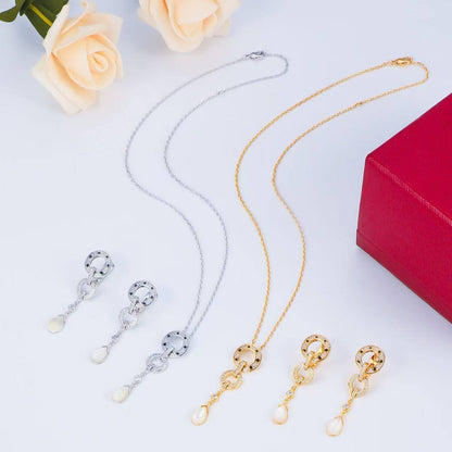 Cartier ❤️‍🔥*
Necklace 💥
Earring 🦋
Master quality 💯
With normal boxes 🗃️ 
130 dhs✅
With master box 📦 
170 dhs✅

Zain216
♥️♥️♥️