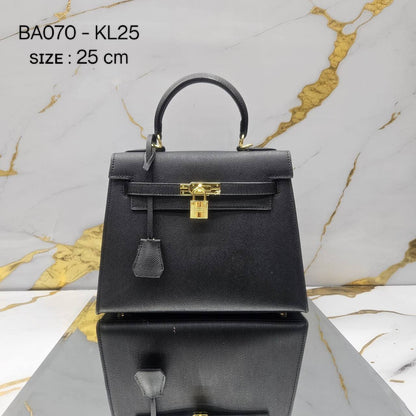 Hermes KELLY
ᴏɴʟʏ ᴏɴᴇ ʙᴇʟᴛ sᴛʀᴀᴘ
ɢᴏʟᴅ ʜᴀʀᴅᴡᴀʀᴇ
sɪᴢᴇ : 25 cm

95 dhs🪙🖤

Zain31
♥️♥️♥️