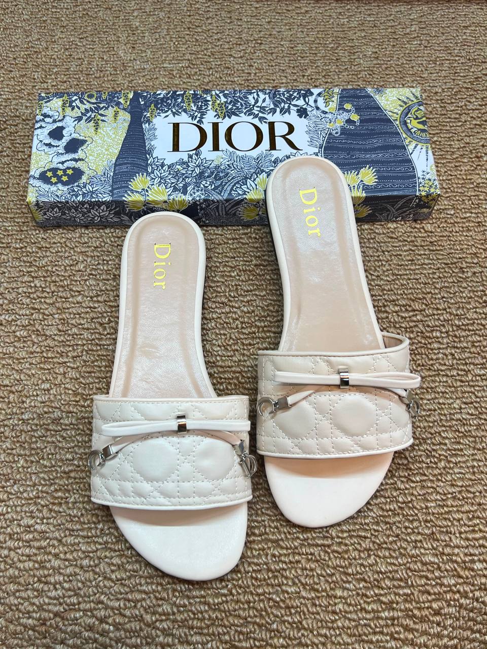 Dior
Size 36 to 41
75 dhs🇦🇪🇦🇪

Zain236
♥️♥️♥️