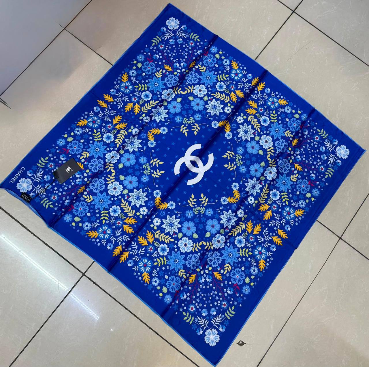Silk square scarf 
40 dhs🇦🇪🇦🇪
Size 90*90

Zain93
♥️♥️♥️