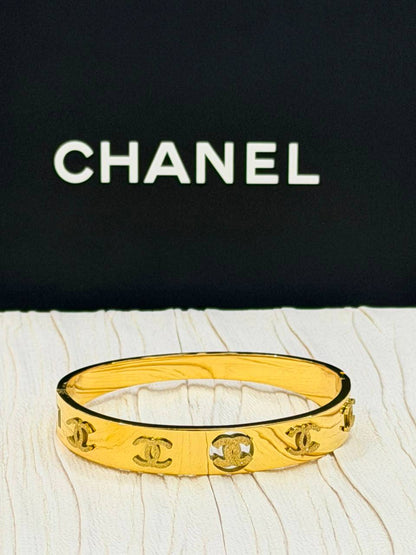 Stainless steel🍁 

Bangle ✨

 Non turnish💕

20 dhs🇦🇪🇦🇪

Zain263
♥️♥️♥️