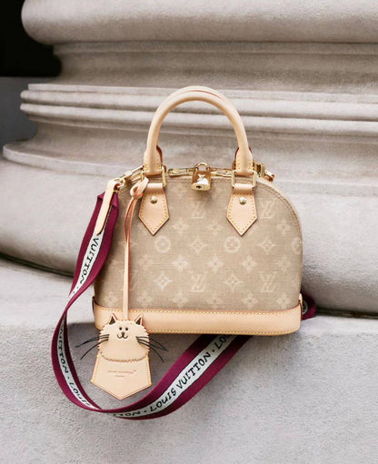 LV
100 dhs✅
SIZE：20cm
Good-quality 

with box
🎁🎁🎁

Zain35
♥️♥️♥️