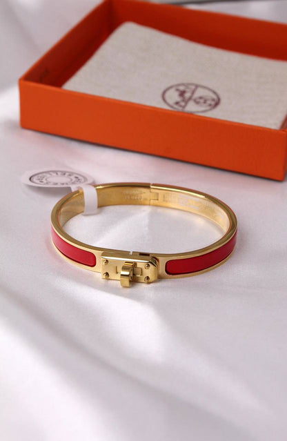 *HERMES*  🧡🐎
    *  ⬆️MINI CLIC KELLY BRACELET
* ⁠↗️ *Super Master Quality* ®️
* ⁠Gold Plated
* ⁠Size 17cm
*125 dhs👑* with *Normal* Box & Bag
*145 dhs👑* with *Orignal* Packaging 🎁

Zain209
♥️♥️♥️