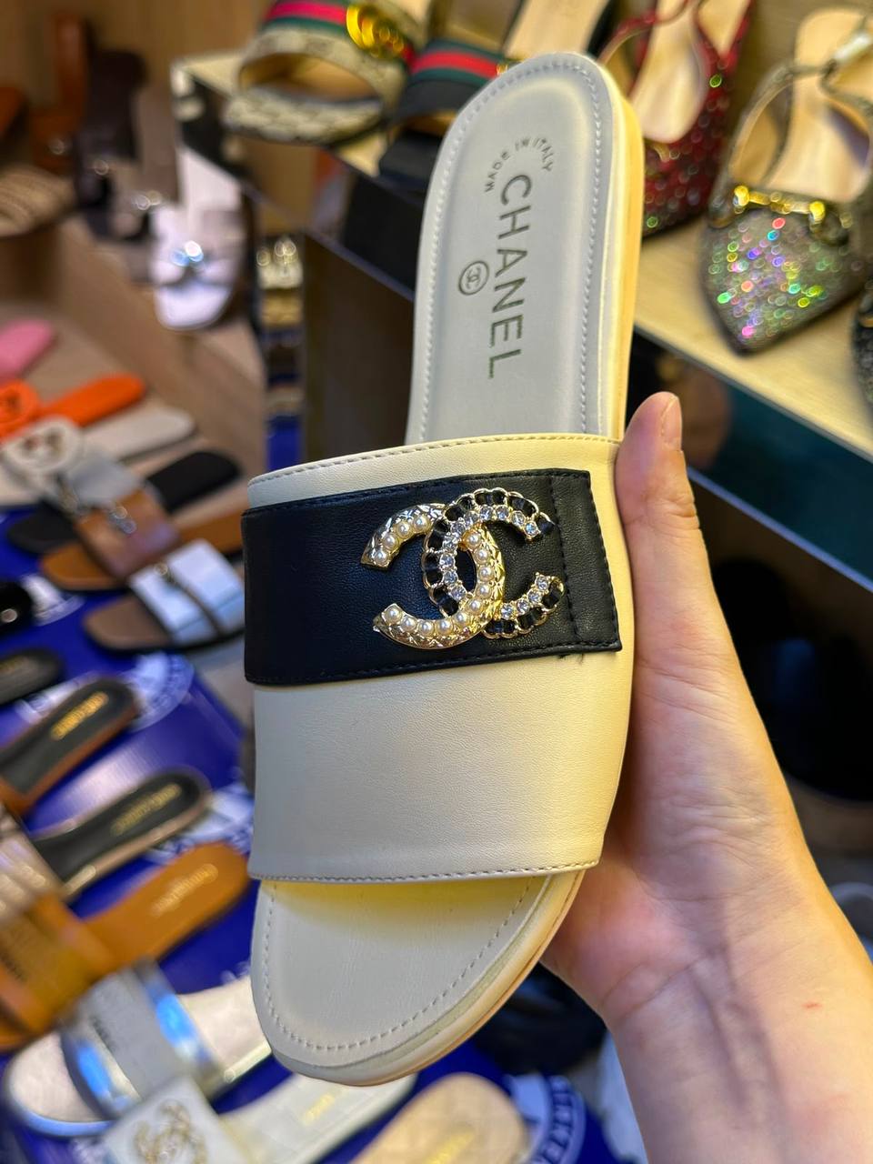 Chanel  
size 36-42 
100 dhs🇦🇪🇦🇪

Zain132
♥️♥️♥️