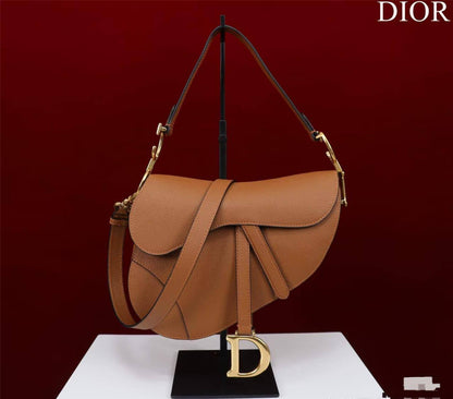 Dior
100 dhs✅
small size:19*5.5*15.5
Wear leather shoulder straps

110 dhs✅
Big size:25*6.5*19
Knitted shoulder straps
with box
Good quality, all hardware is thickened

Zain07
🌺🌺🌺