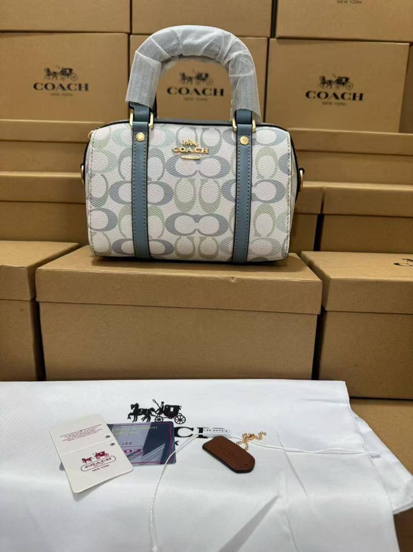 Coach
100 dhs🇦🇪🇦🇪
with box
size 20cm

Zain26
♥️♥️♥️