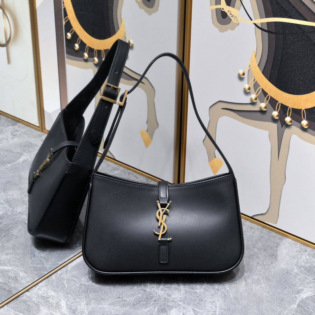 YSL
with box
🎁🎁🎁

Size:25cm 
95 dhs✅

Zain114
♥️♥️♥️