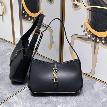 YSL
with box
🎁🎁🎁

Size:25cm 
95 dhs✅

Zain114
♥️♥️♥️