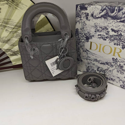Dior
90 dhs💛

Zain235
♥️♥️♥️