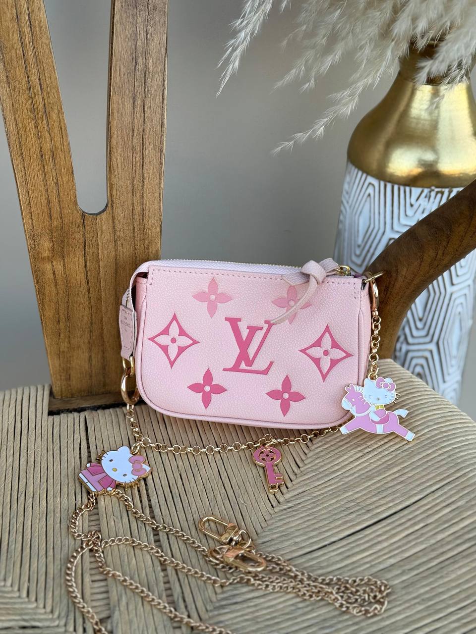 LV
14cm
280 dhs✅
Top quality 
With box🎁

Zain167
♥️♥️♥️