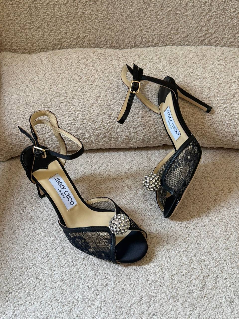 ✨ Jimmy Choo ✨
✨ 𝐕𝐈𝐏 𝐐𝐮𝐚𝐥𝐢𝐭𝐲 ✨
✨ 𝐒𝐢𝐳𝐞𝐬: 𝟑𝟔 — 𝟒𝟏 ✨
450 dhs💓

Zain298
♥️♥️♥️