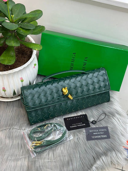 BOTTEGA
SIZE  ……… 31CM 🥰
95 dhs🇦🇪
With BOX🌷

Zain44
♥️♥️♥️