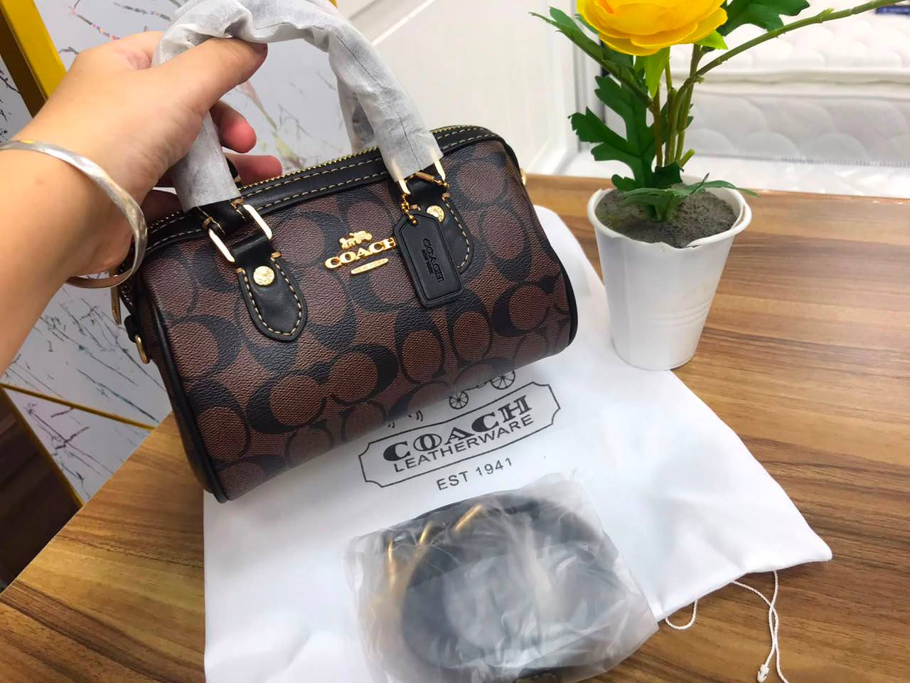 Coach
100 dhs🇦🇪🇦🇪
with box
Size:17/12/10

Zain07
♥️♥️♥️