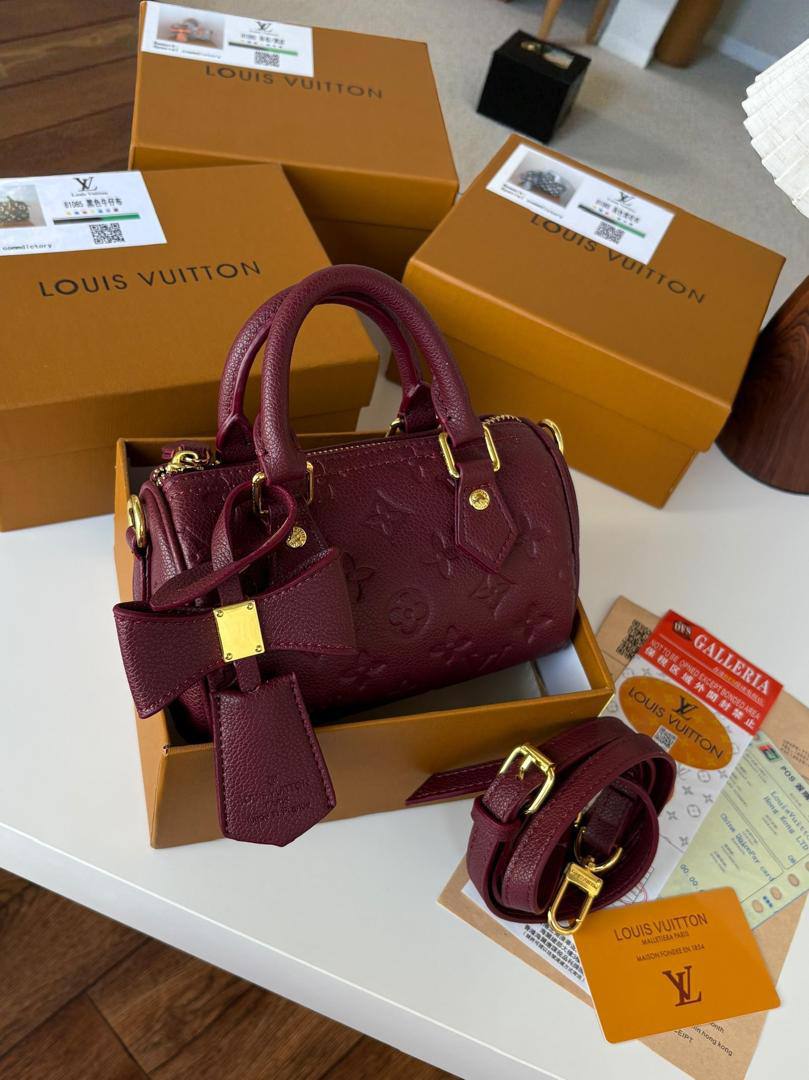 LV
95 dhs✅ 
Good quality 
with box 21cm

Zain26
♥️♥️♥️