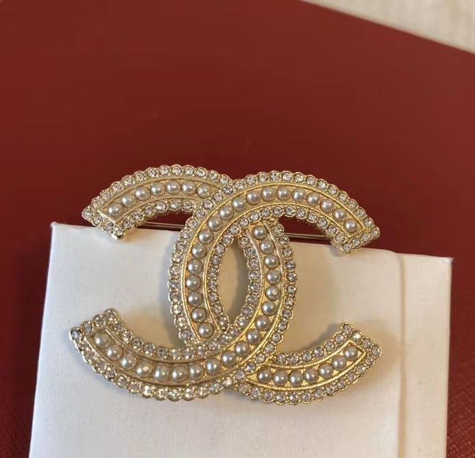CHANEL❤️‍🔥*
BROOSH🦋
Master quality 💯
With normal boxes 📦 
55 dhs✅
With master box 🗃️ 
70 dhs✅

Zain216
♥️♥️♥️