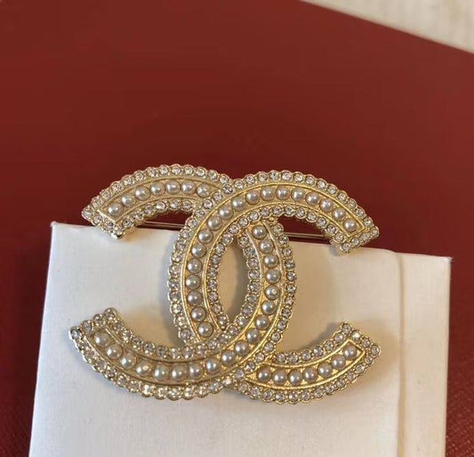 CHANEL❤️‍🔥*
BROOSH🦋
Master quality 💯
With normal boxes 📦 
55 dhs✅
With master box 🗃️ 
70 dhs✅

Zain216
♥️♥️♥️