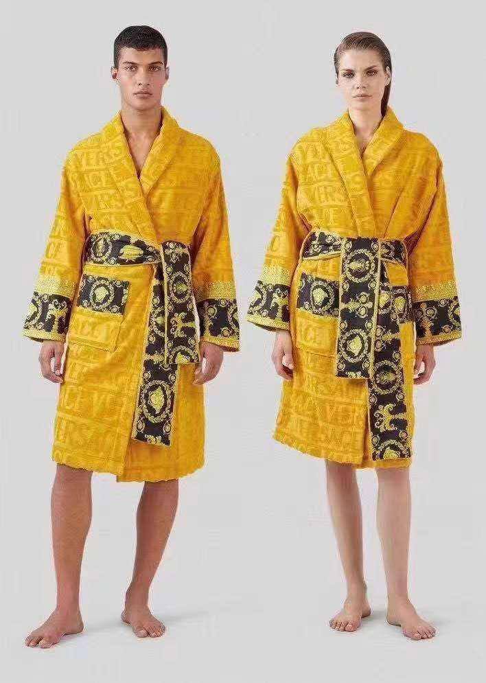 *New collections*                                                
VERSACE BATHROBE
*Super Master quality*
*Sizes:FREE SIZE*

690 dhs✅

Zain308
♥️♥️♥️