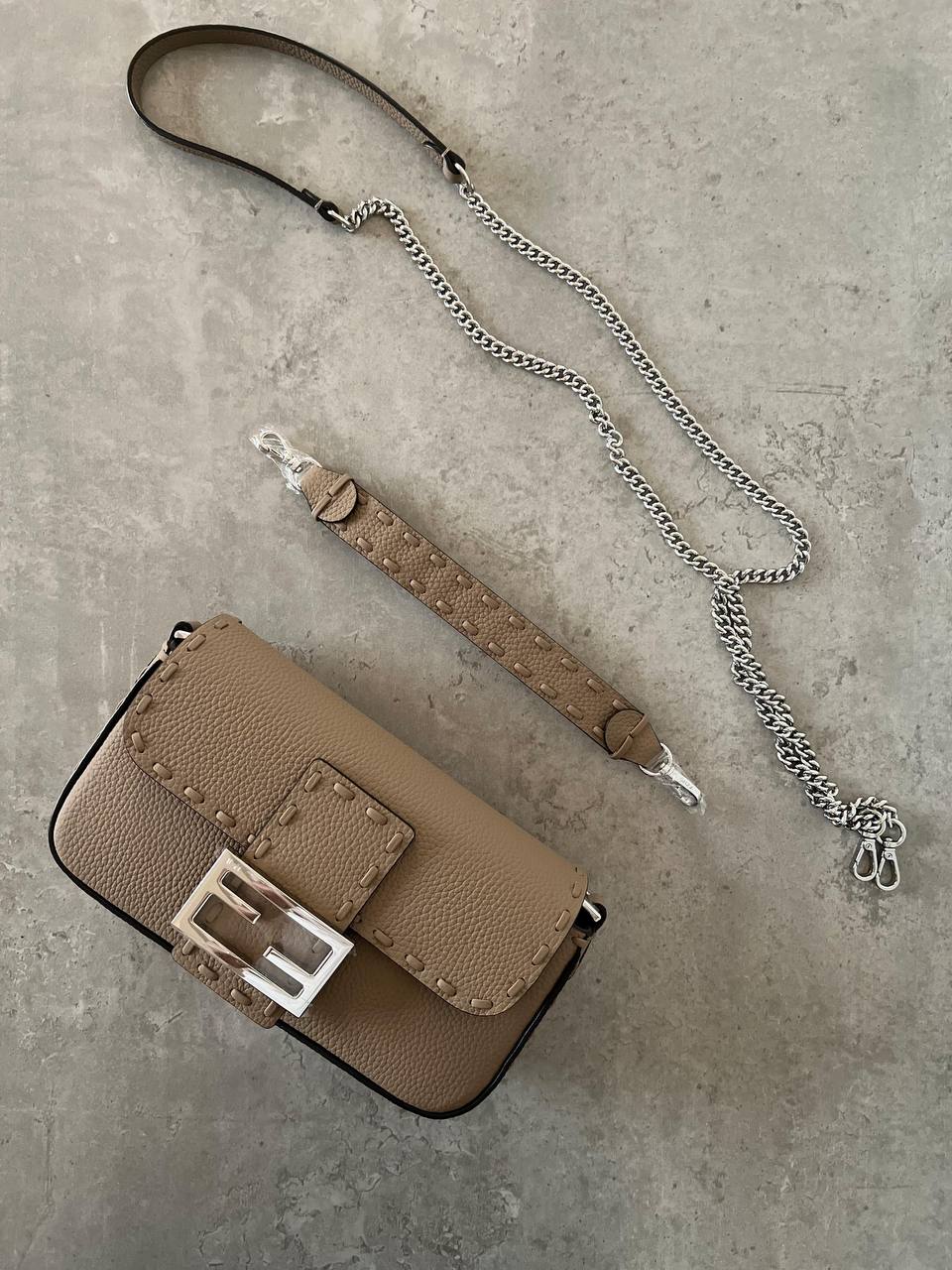 FENDI
𝐁𝐀𝐆𝐔𝐄𝐓𝐓𝐄 𝐌𝐈𝐍𝐈 𝐒𝐈𝐙𝐄 𝟏𝟗𝐜𝐦 𝐒𝐔𝐏𝐄𝐑 𝐌𝐀𝐒𝐓𝐄𝐑 𝐐𝐔𝐀𝐋𝐈𝐓𝐘 
900 dhs💓

ETAG4
♥️♥️♥️