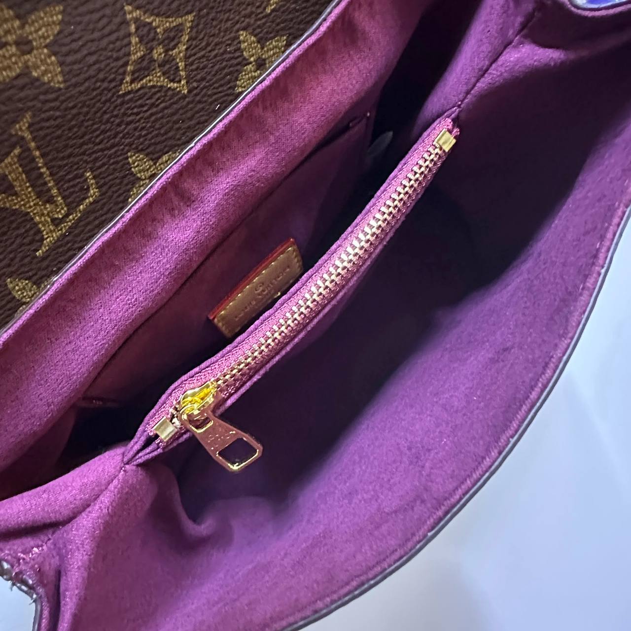 LV
GOOD QUALITY 
WITH BOX 
110 dhs🇦🇪🇦🇪

Zain295
♥️♥️♥️