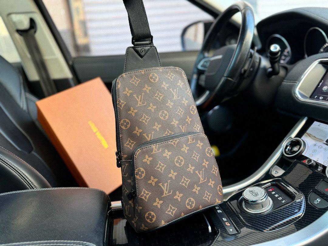 LV
 NEW CAME GOOD QUALITY WITH BOX 
100 dhs✅

Zain295
♥️♥️♥️