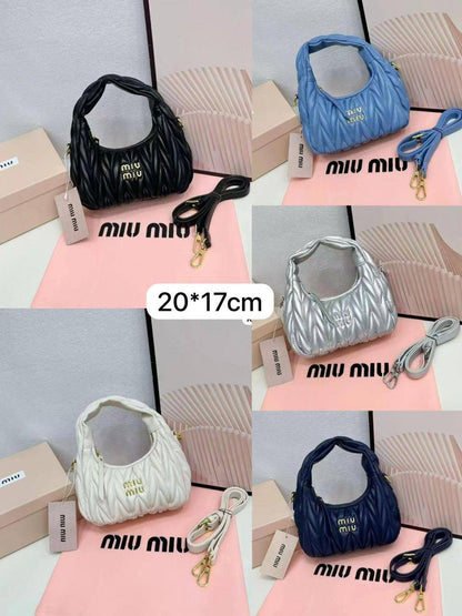 Miumiu hobo
Size : 20 * 17 * 6 cm
90 dhs🪙💕
with box🎁

Zain115
♥️♥️♥️