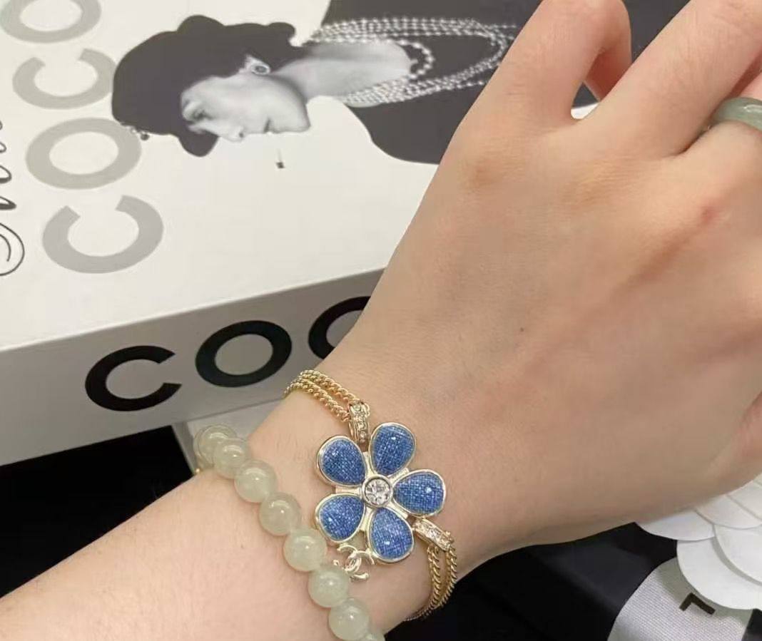 CHANEL 💐
Necklace 
Bracelet 
Master Quality 💎

*110*AED normal box 📦

Zain48
♥️♥️♥️