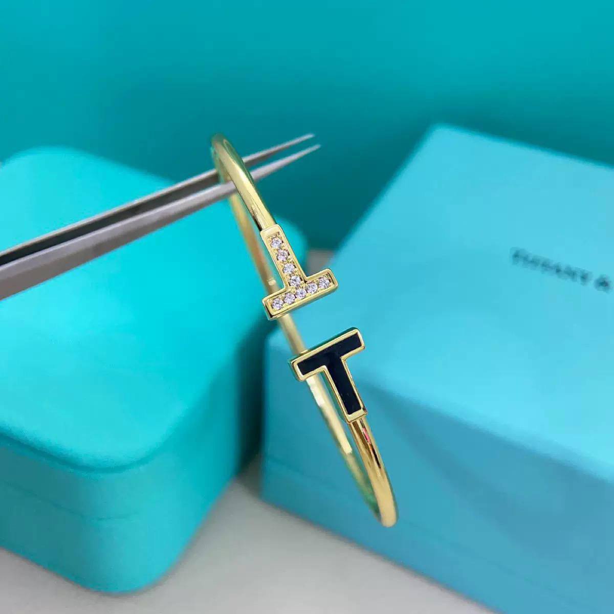 Tiffany ❤️‍🔥
Bangle ✨
*Master quality ✅*
With normal boxes 📦 
55 dhs💓
With master box 🗃️ 
85 dhs💓

Zain216
♥️♥️♥️