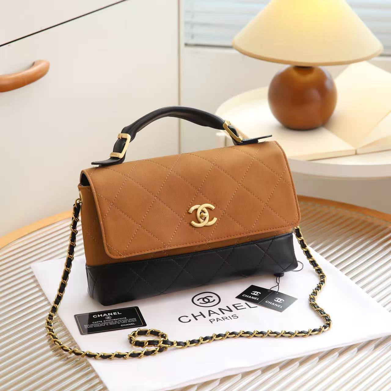 Chanel
110 dhs🪙🌨️

SIZE：28×18×10cm
Good quality

 with box
🎁🎁🎁

Zain35
♥️♥️♥️