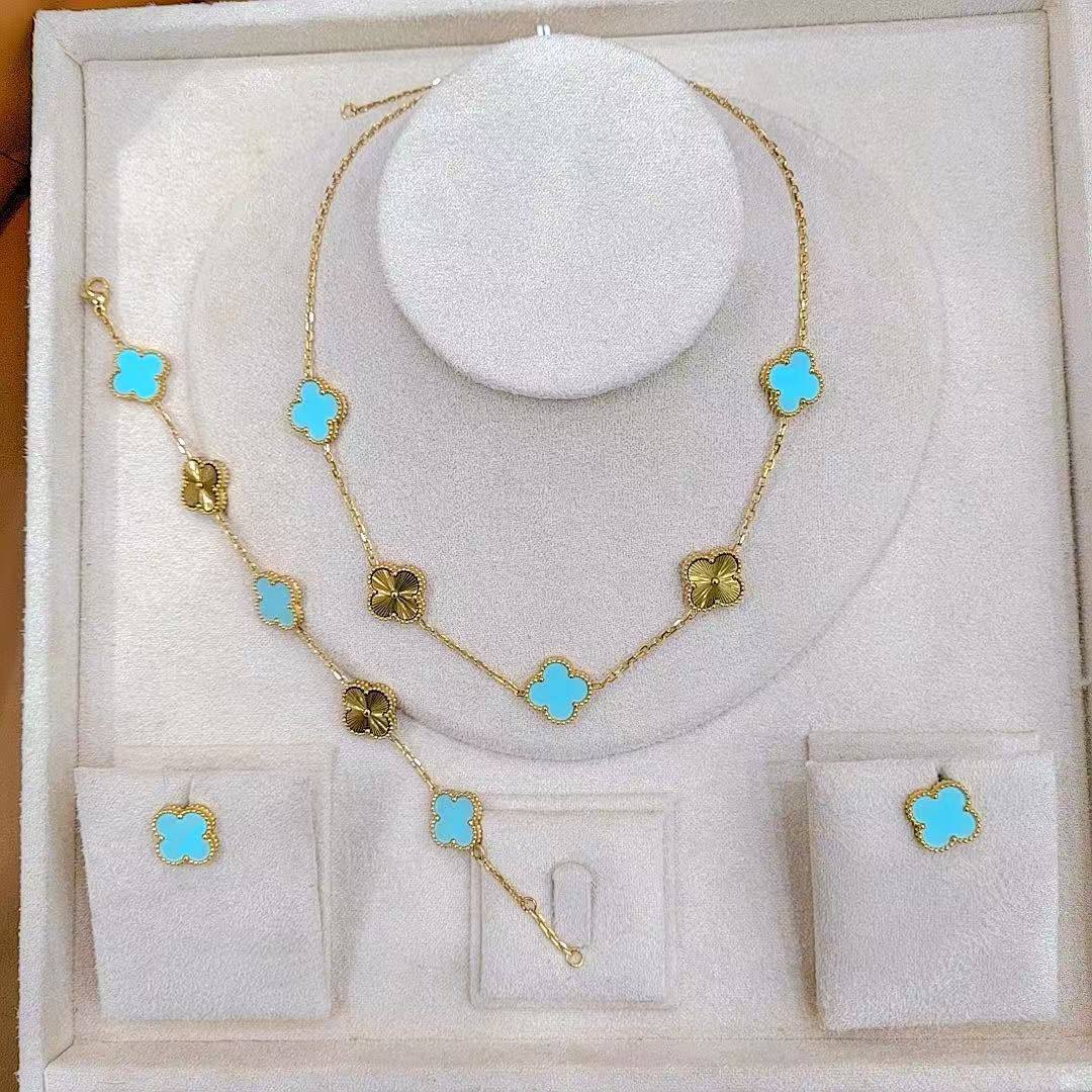 VCA SET❤️‍🔥*
Stainless steel 💯
Non tarnish ✅
Necklace 🐦‍🔥
Earring🌸
Bracelet ✨
With normal boxes 📦 
50 dhs✅
With master box 🗃️ 
80 dhs✅

Zain216
♥️♥️♥️