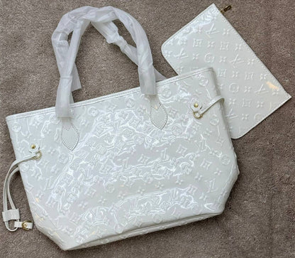 LV NEVERFULL GLOSSY 
GOOD QUALITY 👌

90 dhs🪙🌨️

WITH BOX 
🎁🎁🎁

Zain28
♥️♥️♥️