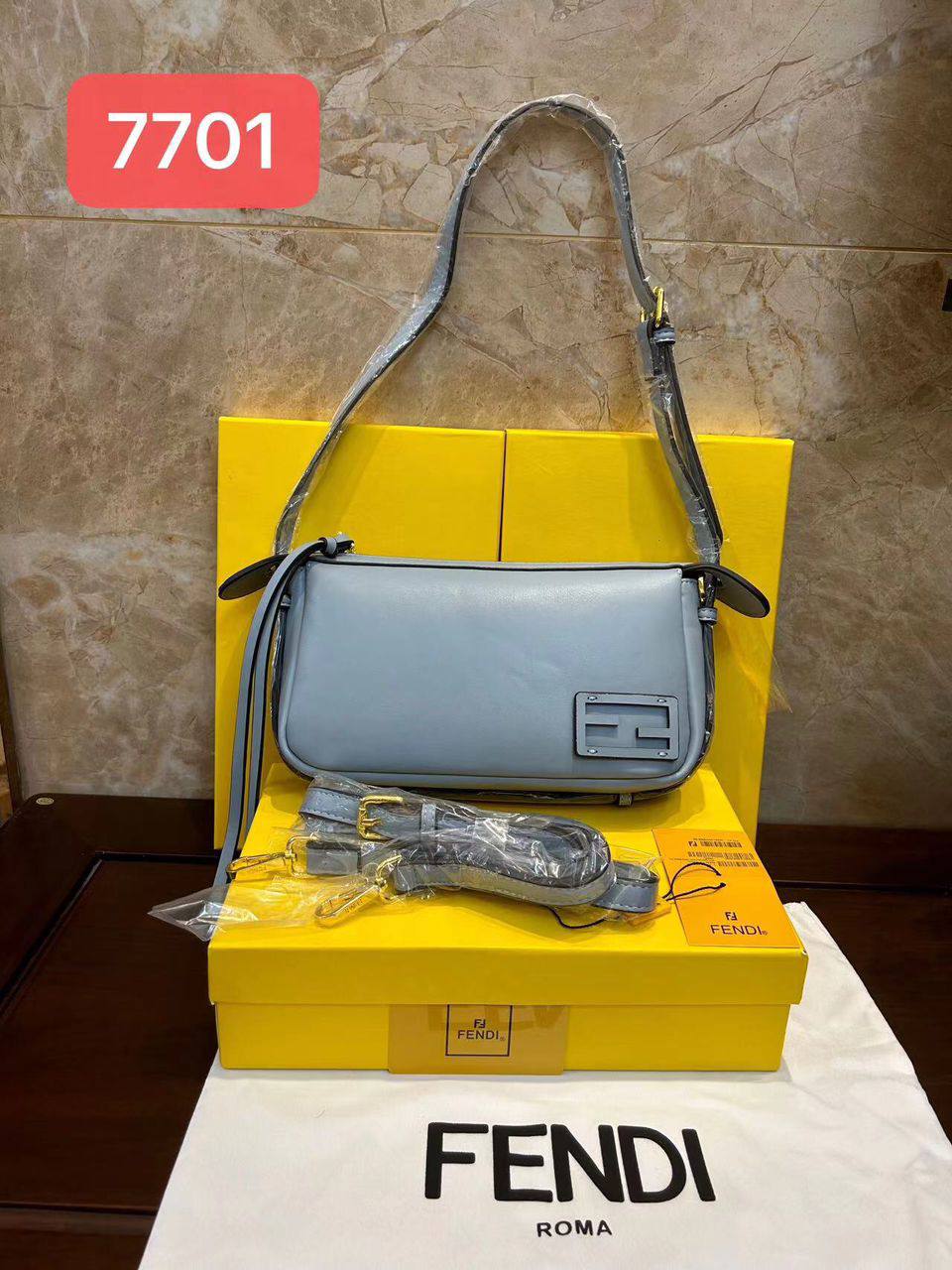 Fendi 
90 dhs✅
with box🎁
size 24×6×12cm

Zain213
♥️♥️♥️