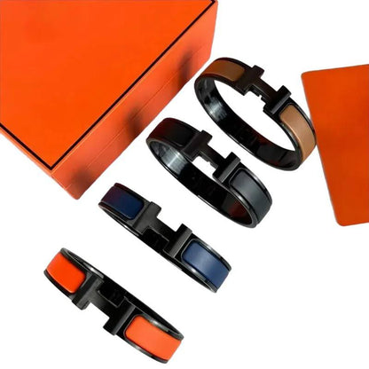 Hermes 
Size available 👇
17,19,21
Bangle ✨
Master quality 💯
With normal boxes 🗃️ 
60 dhs🇦🇪🇦🇪

With master box 📦 
75 dhs🇦🇪🇦🇪

Zain216
♥️♥️♥️