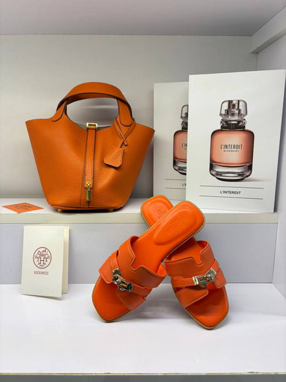 Hermes Bag + Slipper
160 dhs✅
Size 36…..41 
Size bag,15*20*19cm

Zain161
♥️♥️♥️