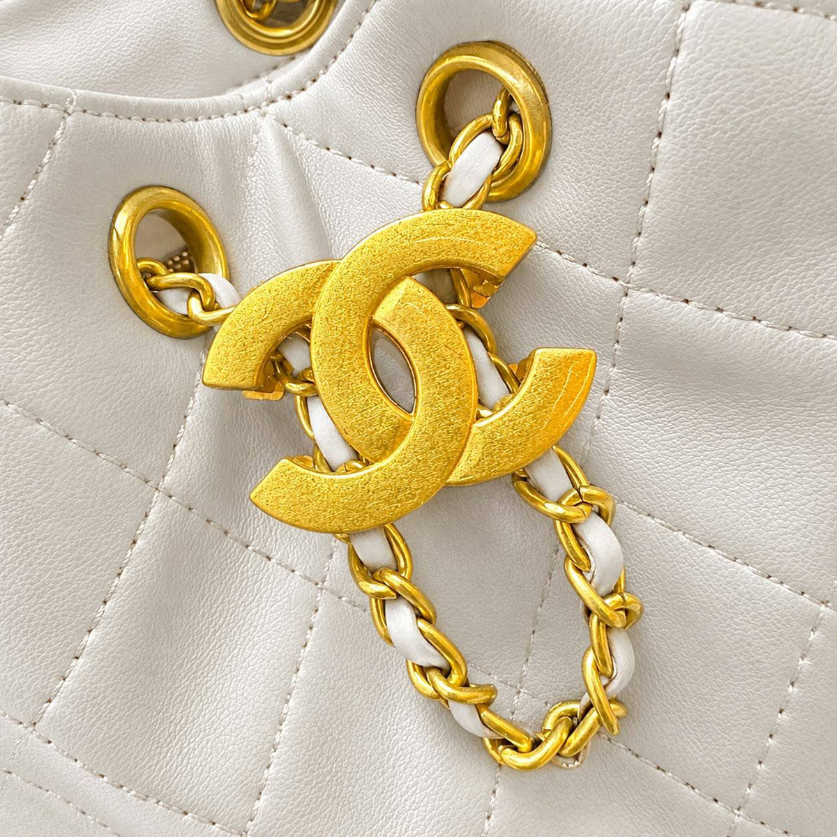 CHANEL 

COPY ONE 
NEW CAME 
WITH BOX 
215 dhs🇦🇪🇦🇪

Size:26cm

Zain295
♥️♥️♥️