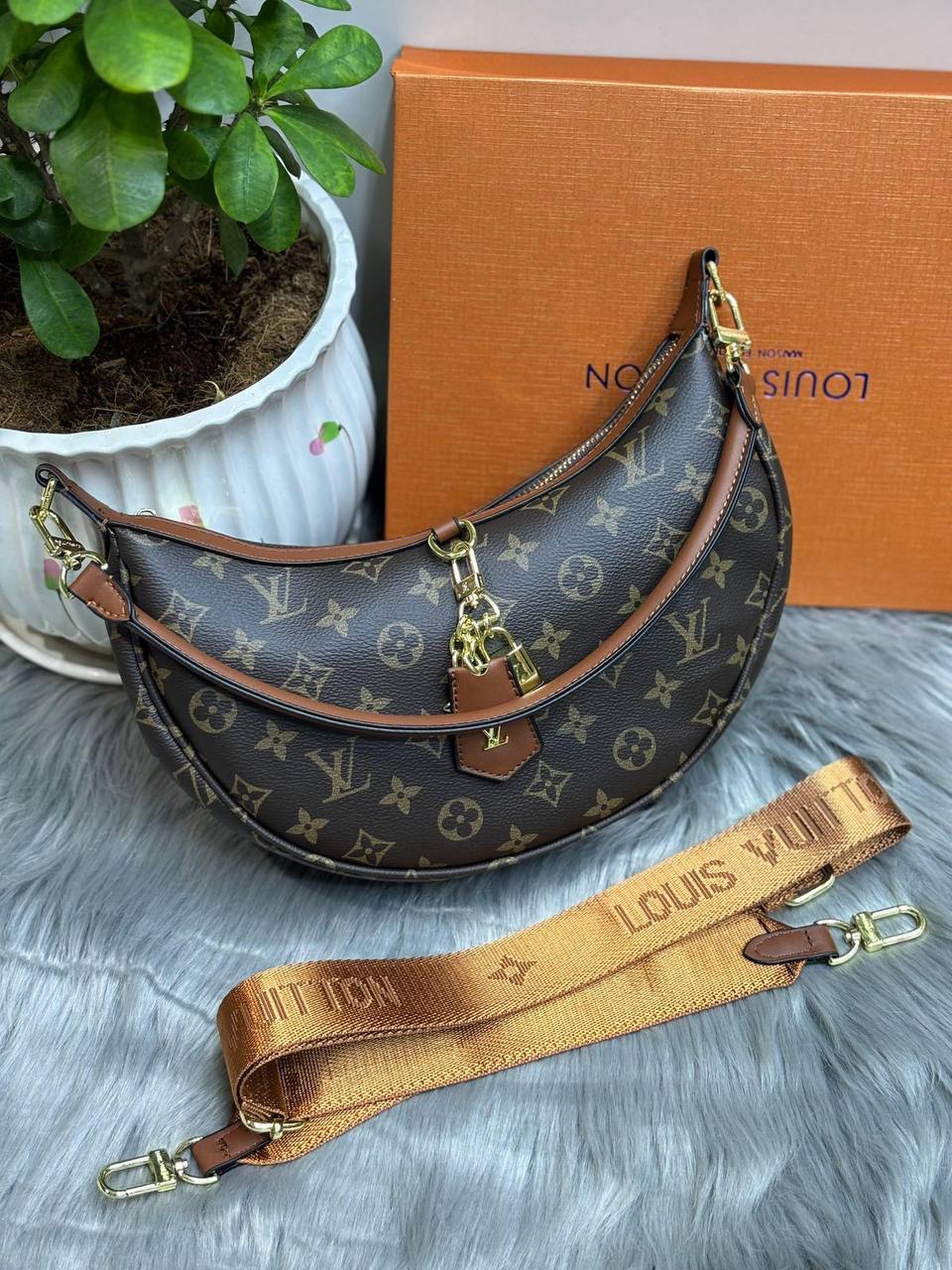 LV
SIZE  ………28CM👌

95 dhs🪙🌨️

with box
🎁🎁🎁

Zain244
♥️♥️♥️