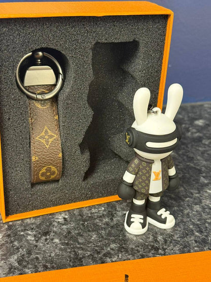 LOUIS VUITTON🦋*
Key chain ⛓️‍💥 
Master quality 💯
With master box 🗃️ 
45 dhs🪙🌨️

Zain216
♥️♥️♥️