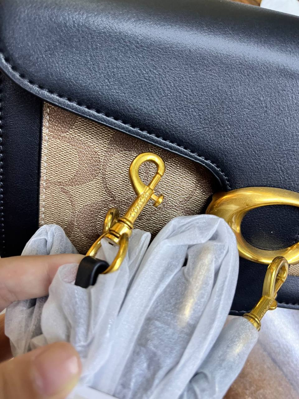 Coach
100 dhs💓
with box
size 26×7×14cm

Zain42
♥️♥️♥️