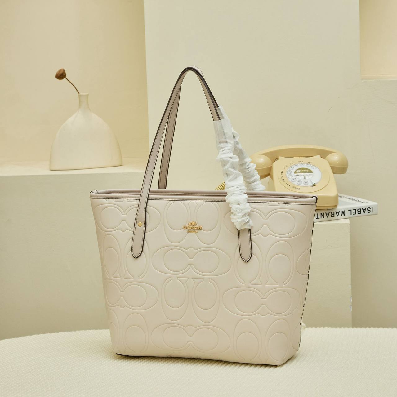 COACH TOTE BAGS
Size 30-42cm
with zipper 
110 dhs✅

Zain44
♥️♥️♥️